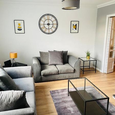 Wolverhampton Large 3 Bedrooms 5 Bed House Perfect For Short & Long Stays Contractors Business Nhs Insurance 1 Bathroom And Separate Wc Private Garden Driveway For 2 Large Vehicles Close To City Centre M6 M54 And Walsall Willenhall Cannock Property Exteriér fotografie