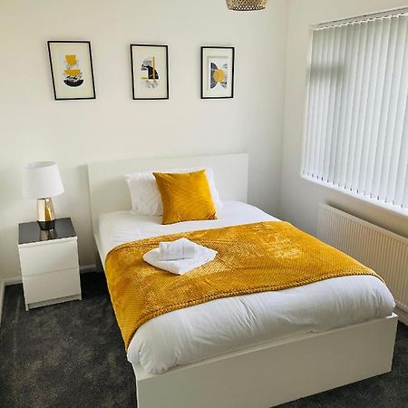 Wolverhampton Large 3 Bedrooms 5 Bed House Perfect For Short & Long Stays Contractors Business Nhs Insurance 1 Bathroom And Separate Wc Private Garden Driveway For 2 Large Vehicles Close To City Centre M6 M54 And Walsall Willenhall Cannock Property Exteriér fotografie