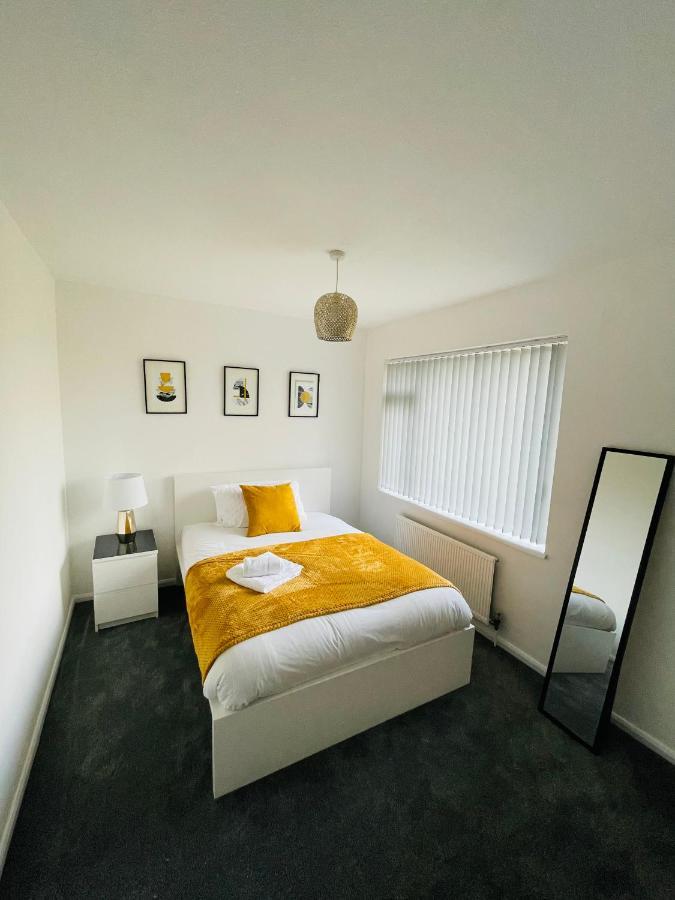 Wolverhampton Large 3 Bedrooms 5 Bed House Perfect For Short & Long Stays Contractors Business Nhs Insurance 1 Bathroom And Separate Wc Private Garden Driveway For 2 Large Vehicles Close To City Centre M6 M54 And Walsall Willenhall Cannock Property Exteriér fotografie