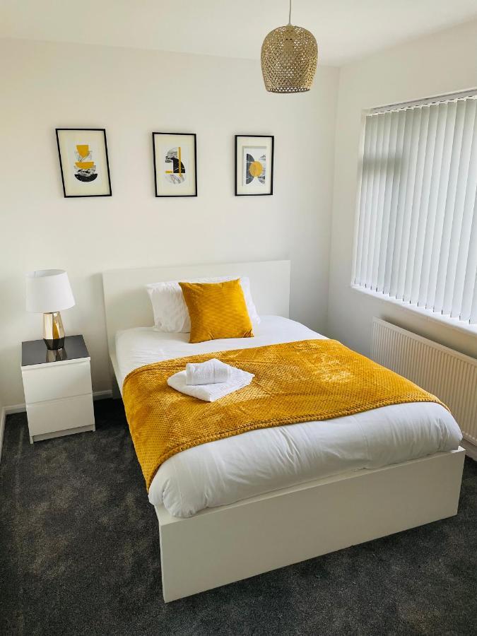 Wolverhampton Large 3 Bedrooms 5 Bed House Perfect For Short & Long Stays Contractors Business Nhs Insurance 1 Bathroom And Separate Wc Private Garden Driveway For 2 Large Vehicles Close To City Centre M6 M54 And Walsall Willenhall Cannock Property Exteriér fotografie