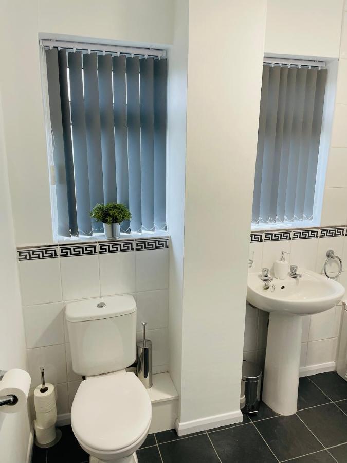 Wolverhampton Large 3 Bedrooms 5 Bed House Perfect For Short & Long Stays Contractors Business Nhs Insurance 1 Bathroom And Separate Wc Private Garden Driveway For 2 Large Vehicles Close To City Centre M6 M54 And Walsall Willenhall Cannock Property Exteriér fotografie