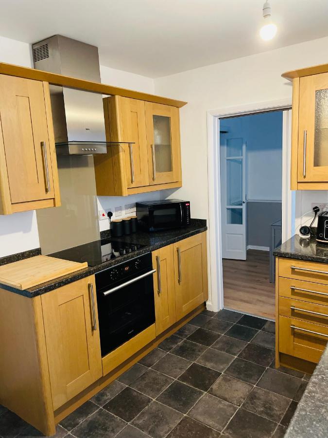 Wolverhampton Large 3 Bedrooms 5 Bed House Perfect For Short & Long Stays Contractors Business Nhs Insurance 1 Bathroom And Separate Wc Private Garden Driveway For 2 Large Vehicles Close To City Centre M6 M54 And Walsall Willenhall Cannock Property Exteriér fotografie