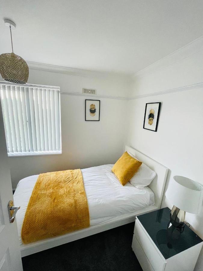 Wolverhampton Large 3 Bedrooms 5 Bed House Perfect For Short & Long Stays Contractors Business Nhs Insurance 1 Bathroom And Separate Wc Private Garden Driveway For 2 Large Vehicles Close To City Centre M6 M54 And Walsall Willenhall Cannock Property Exteriér fotografie