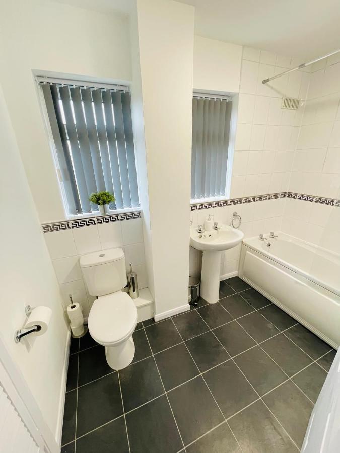 Wolverhampton Large 3 Bedrooms 5 Bed House Perfect For Short & Long Stays Contractors Business Nhs Insurance 1 Bathroom And Separate Wc Private Garden Driveway For 2 Large Vehicles Close To City Centre M6 M54 And Walsall Willenhall Cannock Property Exteriér fotografie