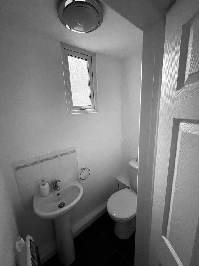 Wolverhampton Large 3 Bedrooms 5 Bed House Perfect For Short & Long Stays Contractors Business Nhs Insurance 1 Bathroom And Separate Wc Private Garden Driveway For 2 Large Vehicles Close To City Centre M6 M54 And Walsall Willenhall Cannock Property Exteriér fotografie