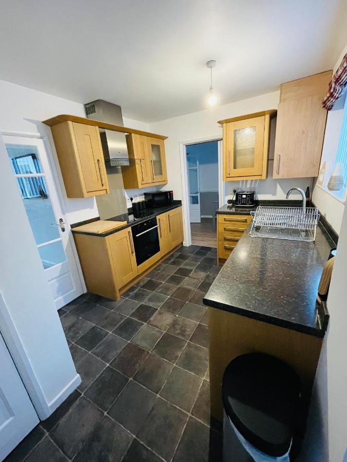Wolverhampton Large 3 Bedrooms 5 Bed House Perfect For Short & Long Stays Contractors Business Nhs Insurance 1 Bathroom And Separate Wc Private Garden Driveway For 2 Large Vehicles Close To City Centre M6 M54 And Walsall Willenhall Cannock Property Exteriér fotografie