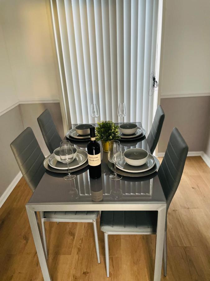 Wolverhampton Large 3 Bedrooms 5 Bed House Perfect For Short & Long Stays Contractors Business Nhs Insurance 1 Bathroom And Separate Wc Private Garden Driveway For 2 Large Vehicles Close To City Centre M6 M54 And Walsall Willenhall Cannock Property Exteriér fotografie