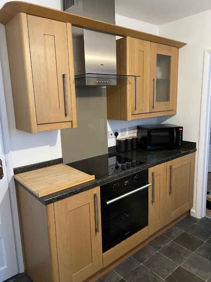 Wolverhampton Large 3 Bedrooms 5 Bed House Perfect For Short & Long Stays Contractors Business Nhs Insurance 1 Bathroom And Separate Wc Private Garden Driveway For 2 Large Vehicles Close To City Centre M6 M54 And Walsall Willenhall Cannock Property Exteriér fotografie